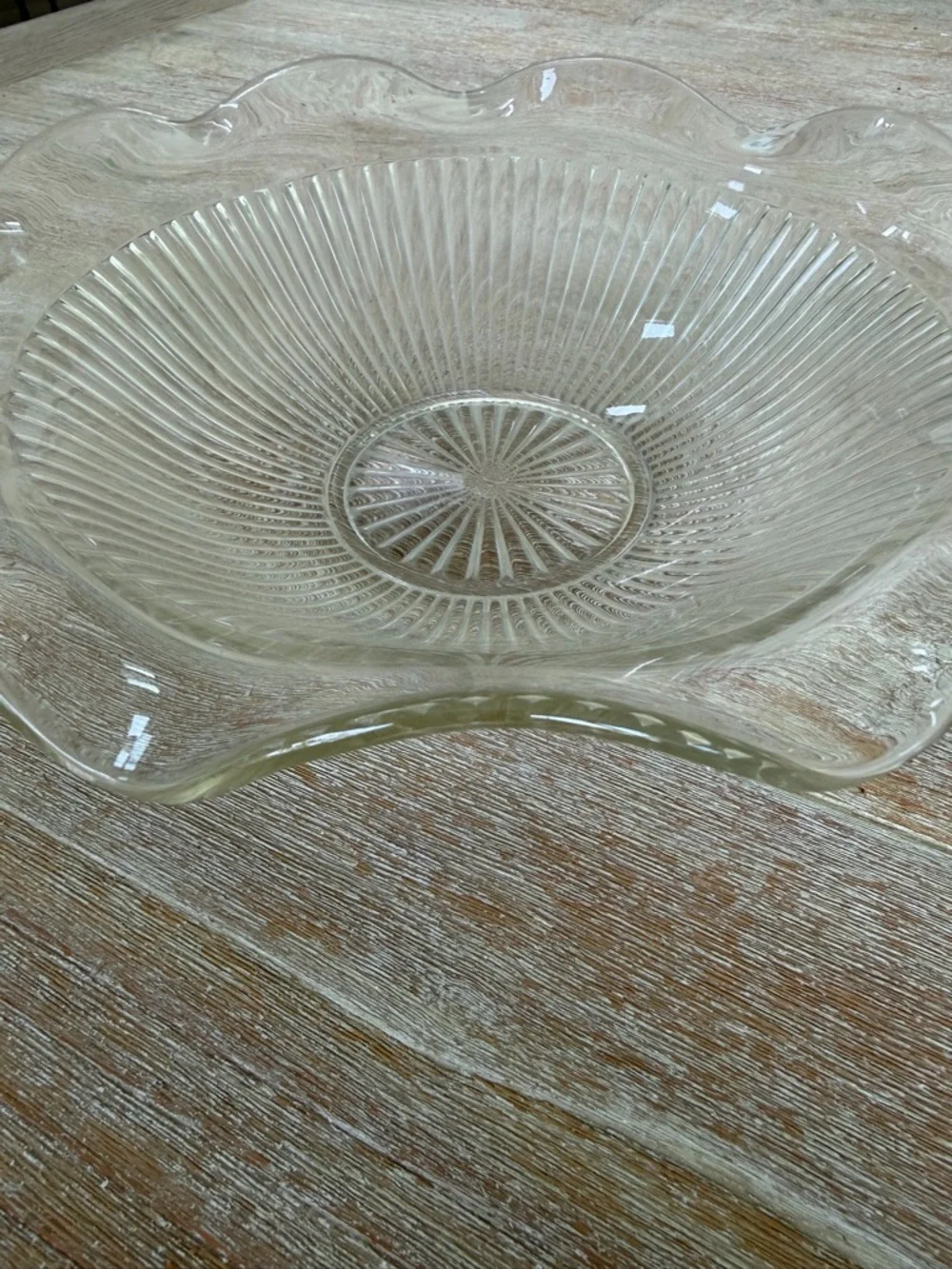 🌱 Large Vintage Depression Glass bowl with scalloped rim and fluted pattern